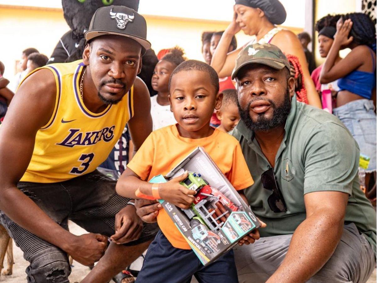 ¡Para ponerse de pie! Alberth Elis sorprende a los niños de San Juan Pueblo en plena navidad