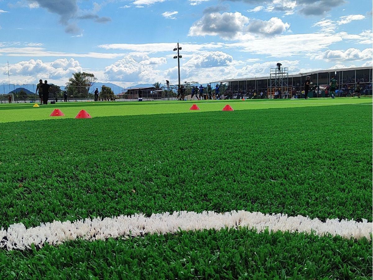 ¡Una mesa de billar! Las fotos que dejó el histórico choque Juticalpa-Génesis en el Estadio Óscar Peralta de Olancho
