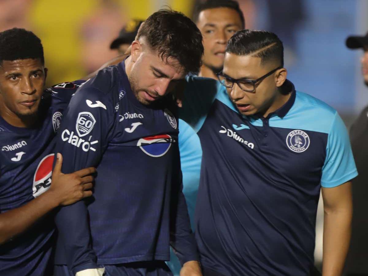Motagua sale al paso y acuerpa a su goleador Agustín Auzmendi tras el penal errado al 90+7’ contra Olimpia