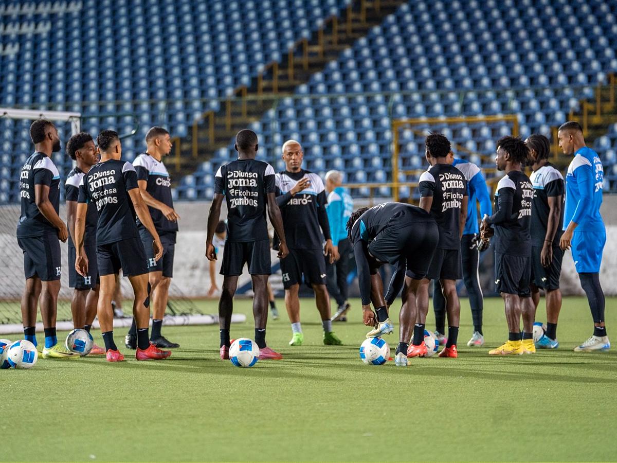 Legionario hondureño se da cuenta en plena concentración con la Selección que queda fuera de su equipo: así lo confirmaron