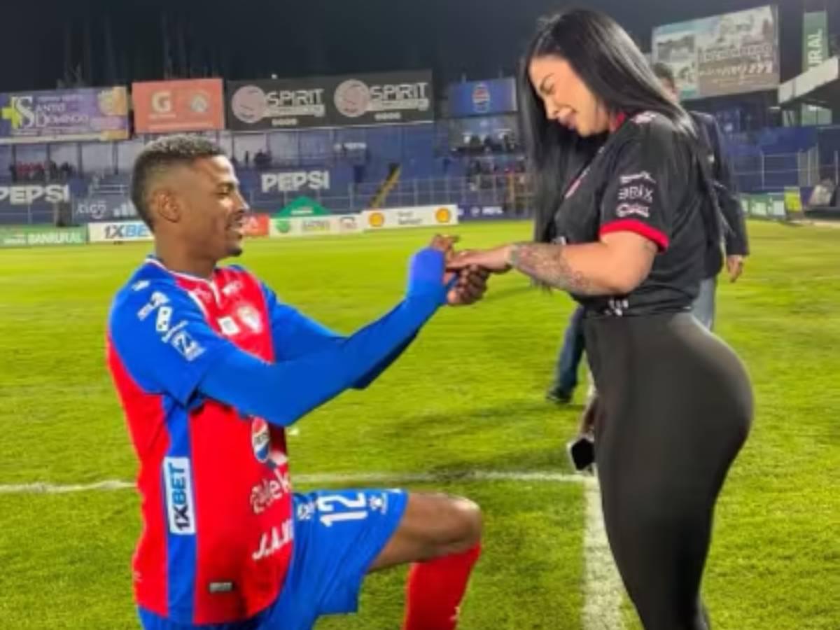 Giro inesperado: Futbolista tico le pidió matrimonio en pleno juego, pero a los días lo cortó ¿Quién es ella?