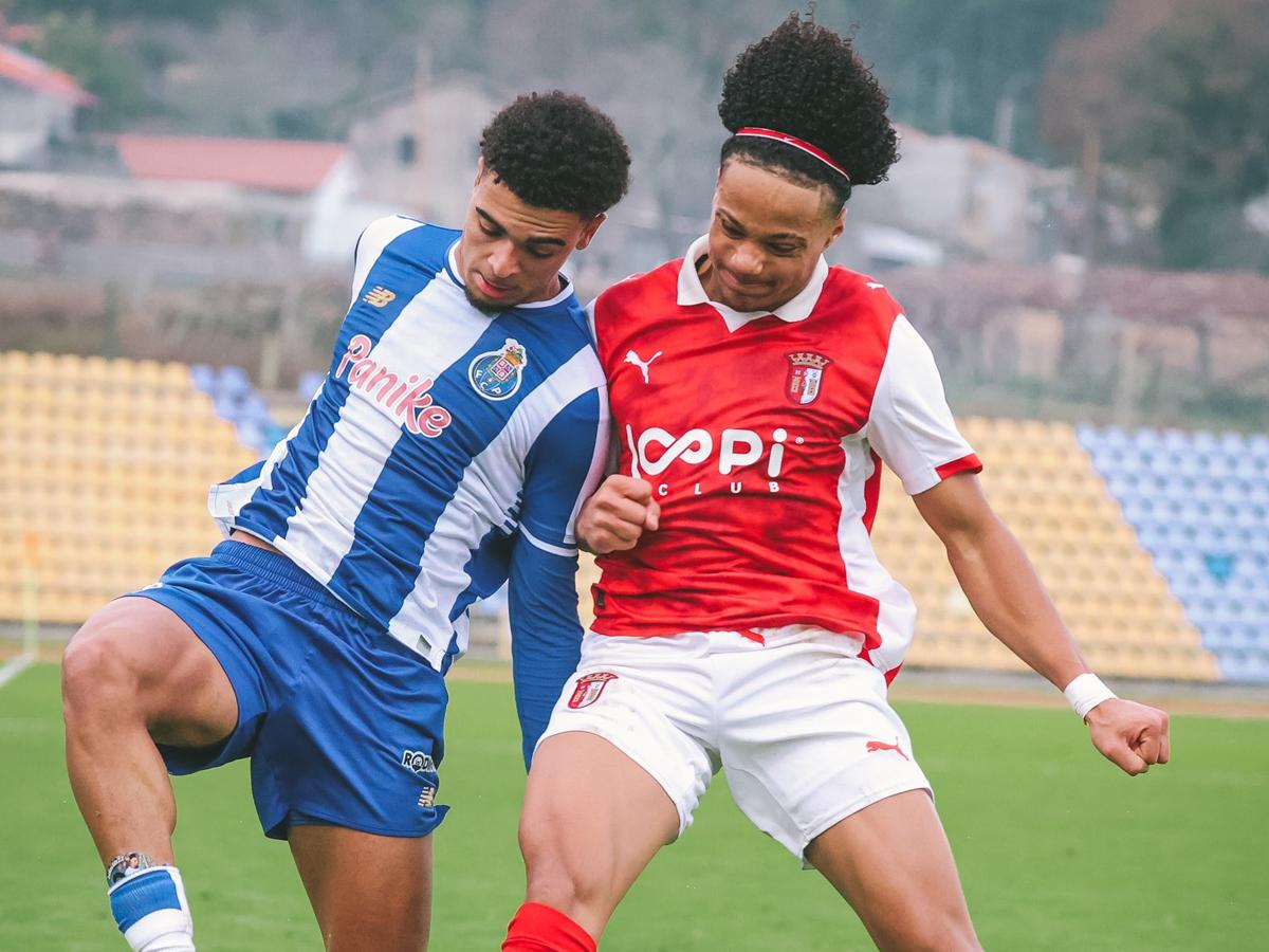 Luis Gabriel Suazo destaca en Portugal: le rompió el marco al Porto FC con un golazo de distancia