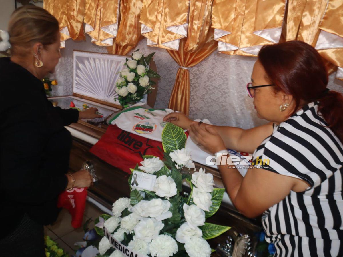 Exjugador derramó lágrimas: Futbolistas y directivos lloran el adiós en velatorio de Hermelindo Cantarero