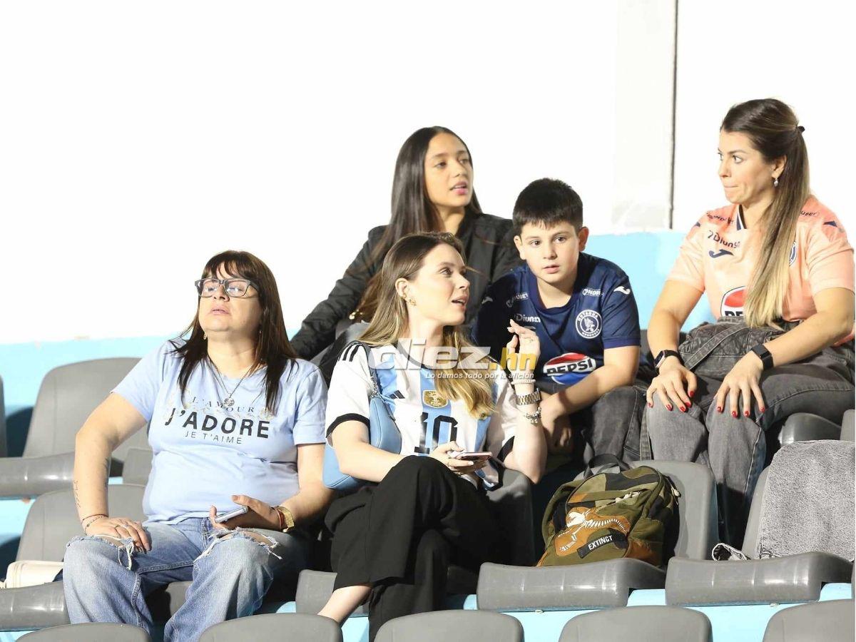 Chica de bolso rosado cautiva, las lindas hinchas del Motagua en el Nacional y novia de Auzmendi se hizo presente