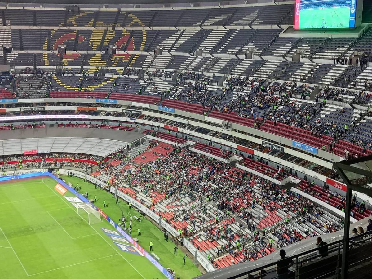 FOTOS: Abrazo eterno de Keylor Navas al nuevo “crack”, homenaje al Perro Bermúdez en el México-El Salvador y reconocimiento en Panamá