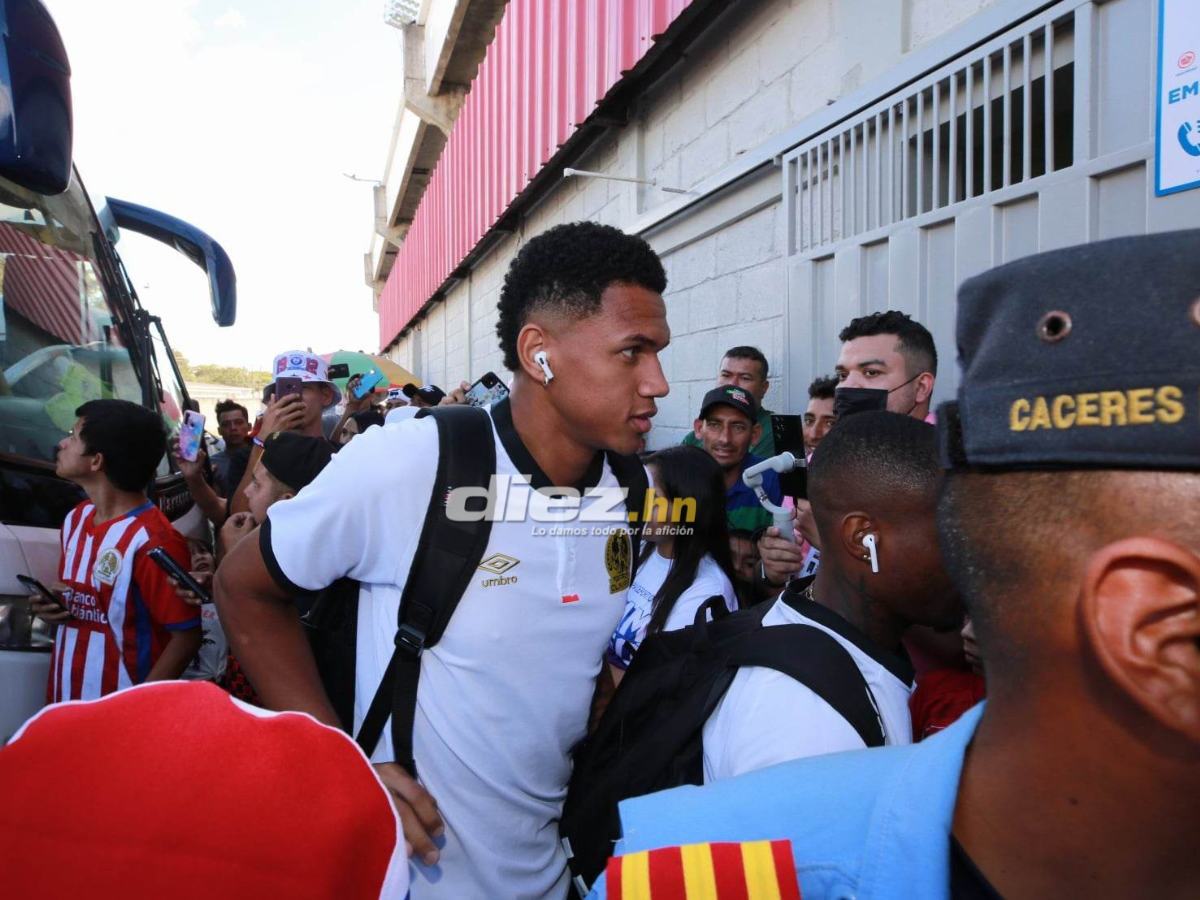 Fiesta para el campeón: locura por Pedro Troglio, ambientazo tricolor y ovación a los nuevos fichajes de Olimpia