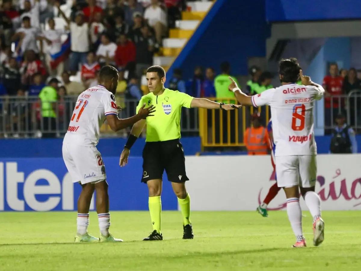 Gesto de Edwin con Chirinos, la pelea del Firpo con ellos y el abrazo de Espinel