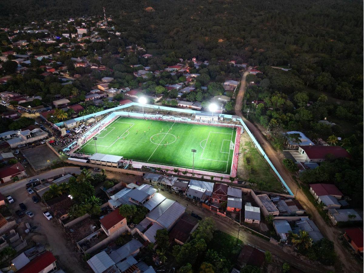 ¡Con leyendas! Condepor inaugura cancha sintética en reconocido municipio de Francisco Morazán