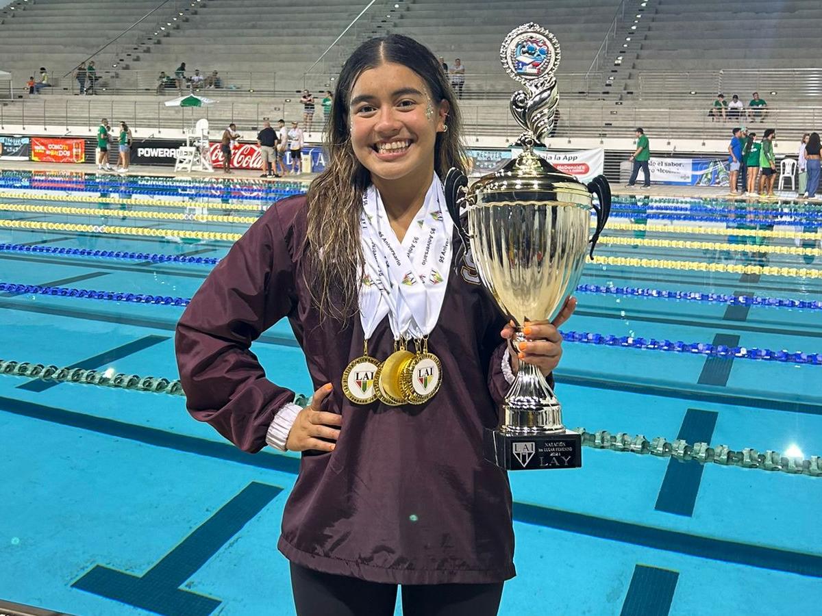 La nadadora hondureña Michell Ramírez cierra invicta en liga universitaria de Puerto Rico