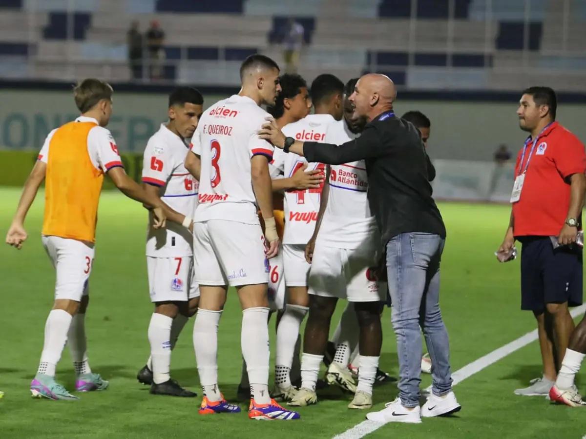 Michaell Chirinos se lleva tremendo beso de otro jugador, el inesperado salvador y homenaje a Orinson Amaya
