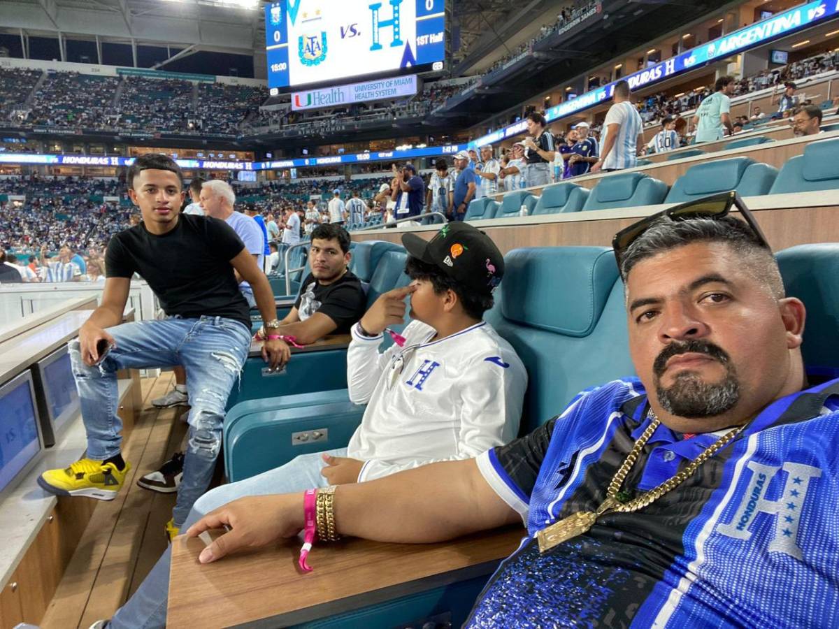 ¡De locos! Desde Jorge Messi y Mario Kempes, hasta “Residente”: Las personalidades que asistieron al Hard Rock para el Honduras-Argentina