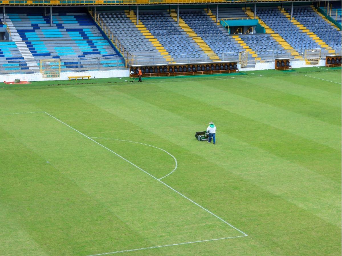 ¡Una mesa de billar! Así pulen el Estadio Francisco Morazán para albergar el Honduras vs Costa Rica por la Eliminatoria