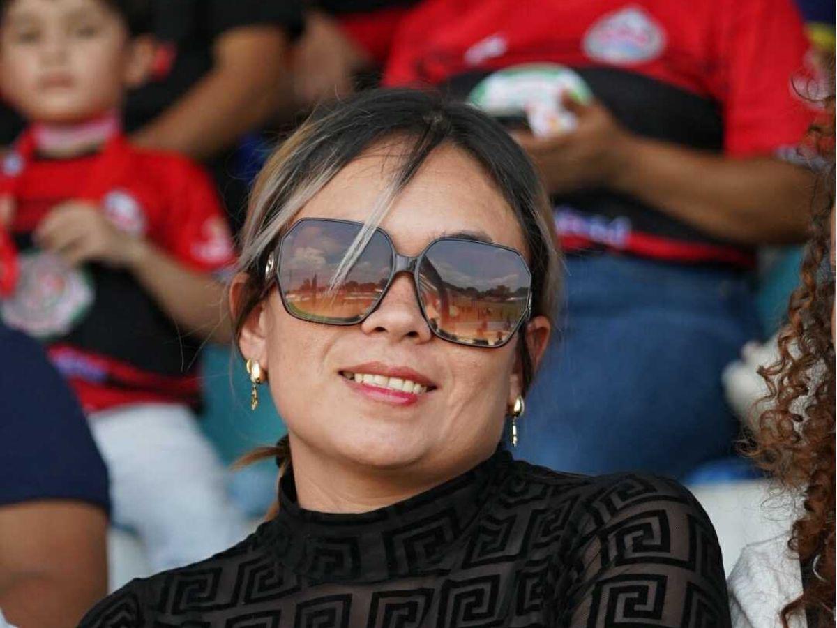 Bella chica causa furor en el Choloma vs Independiente, los famosos de la finalísima y la zarca que robó miradas