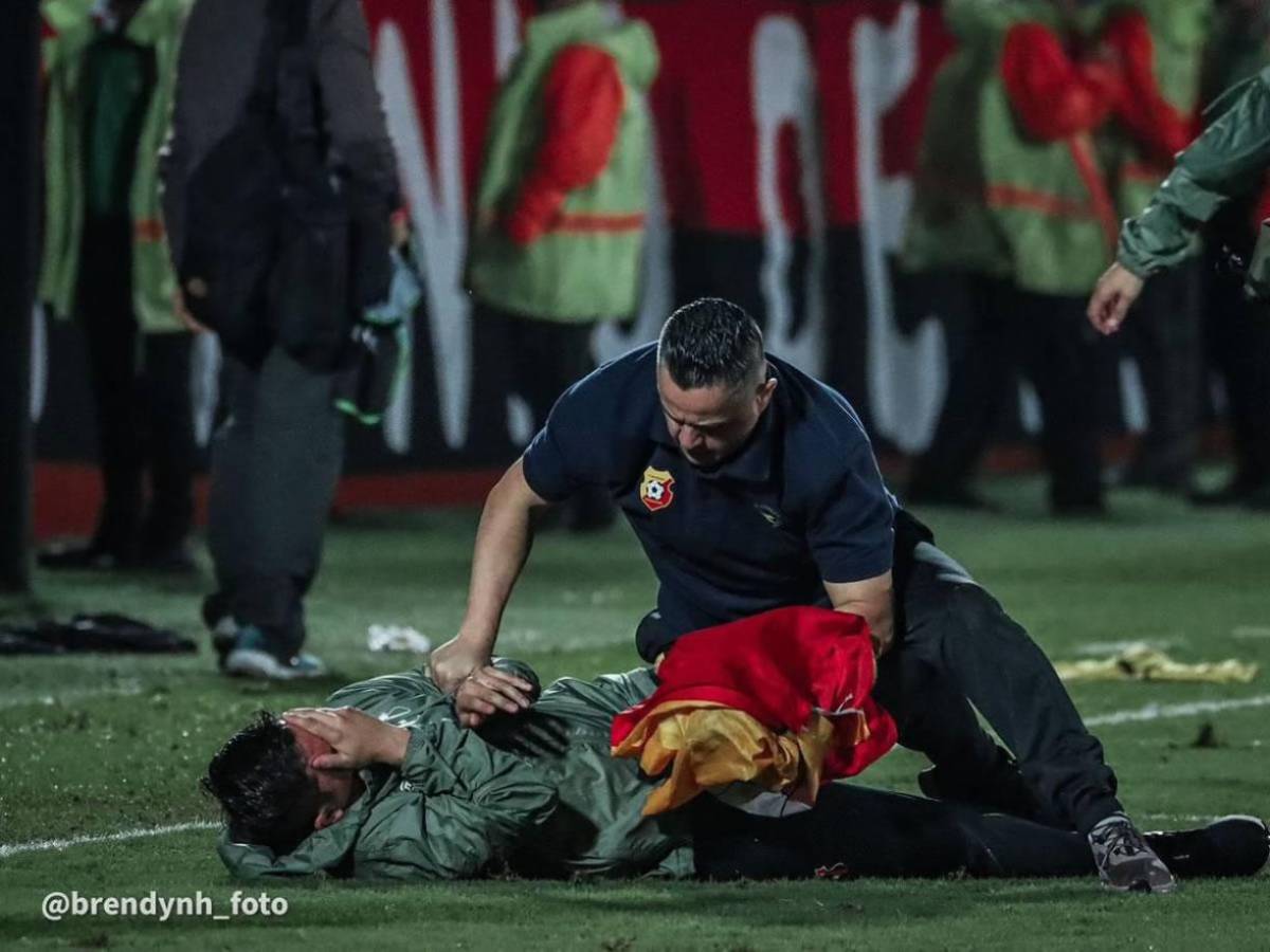 Batalla campal en Costa Rica: Así fue el zafarrancho entre Alajuelense-Herediano en la gran final, ¡golpes y sangre!