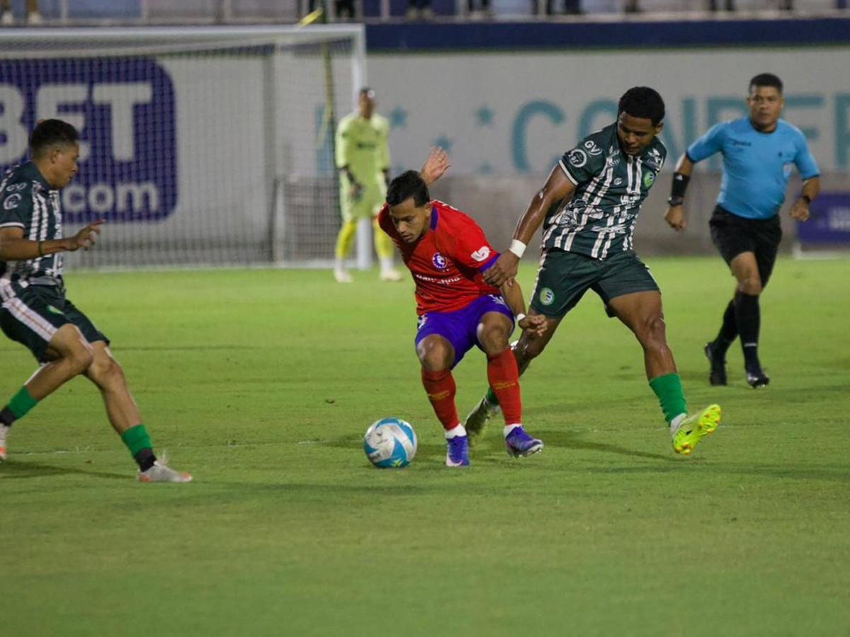 Roger González marcando a Edwin Rodríguez en el partido.