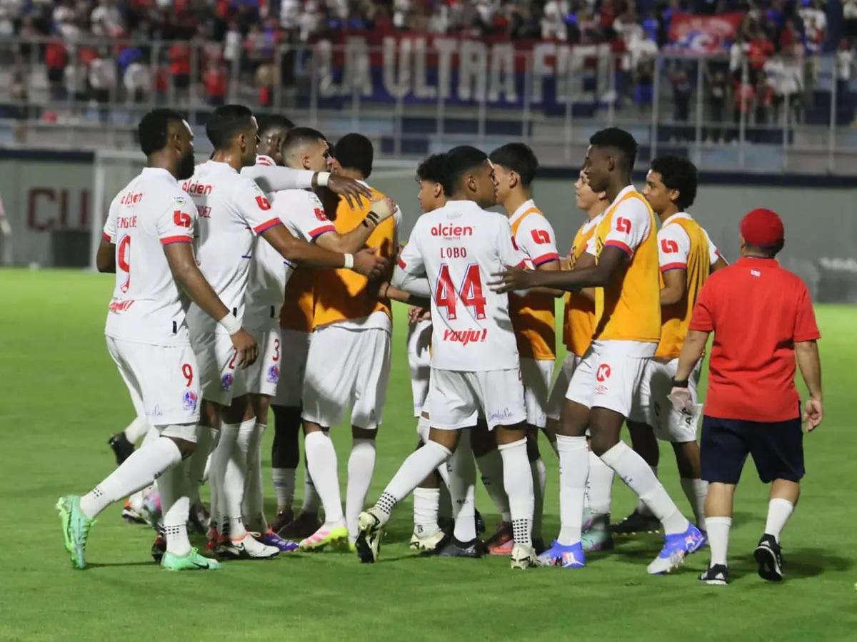 Michaell Chirinos se lleva tremendo beso de otro jugador, el inesperado salvador y homenaje a Orinson Amaya