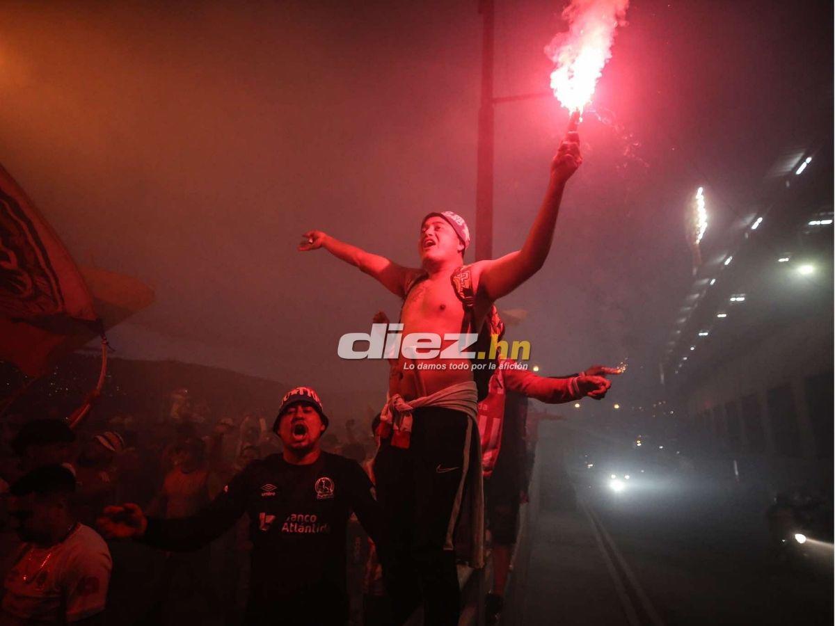 Descomunal show de la Ultra Fiel: así es el infierno que le preparó la afición de Olimpia al Antigua por Copa Centroamericana