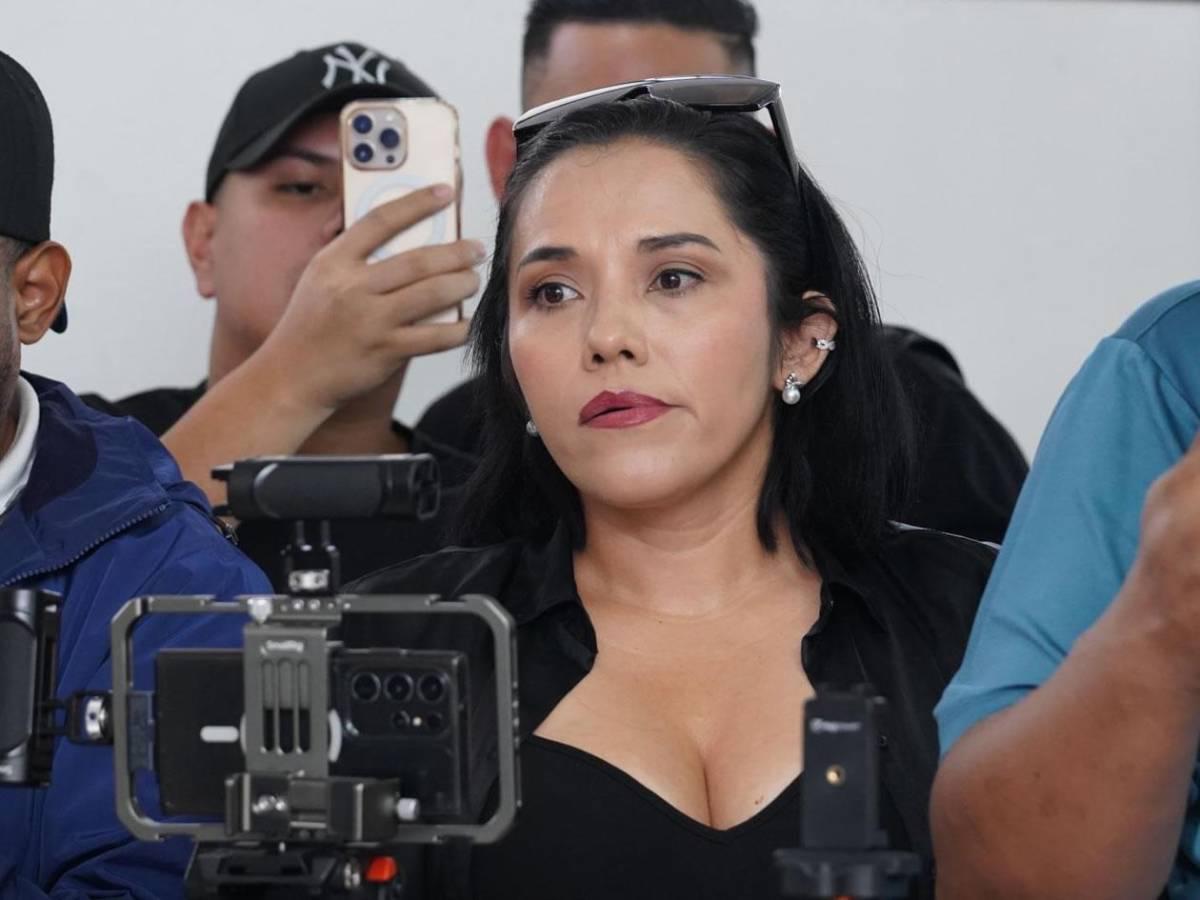 Así es la bella periodista que fue atacada verbalmente por el Fantasma y se defendió