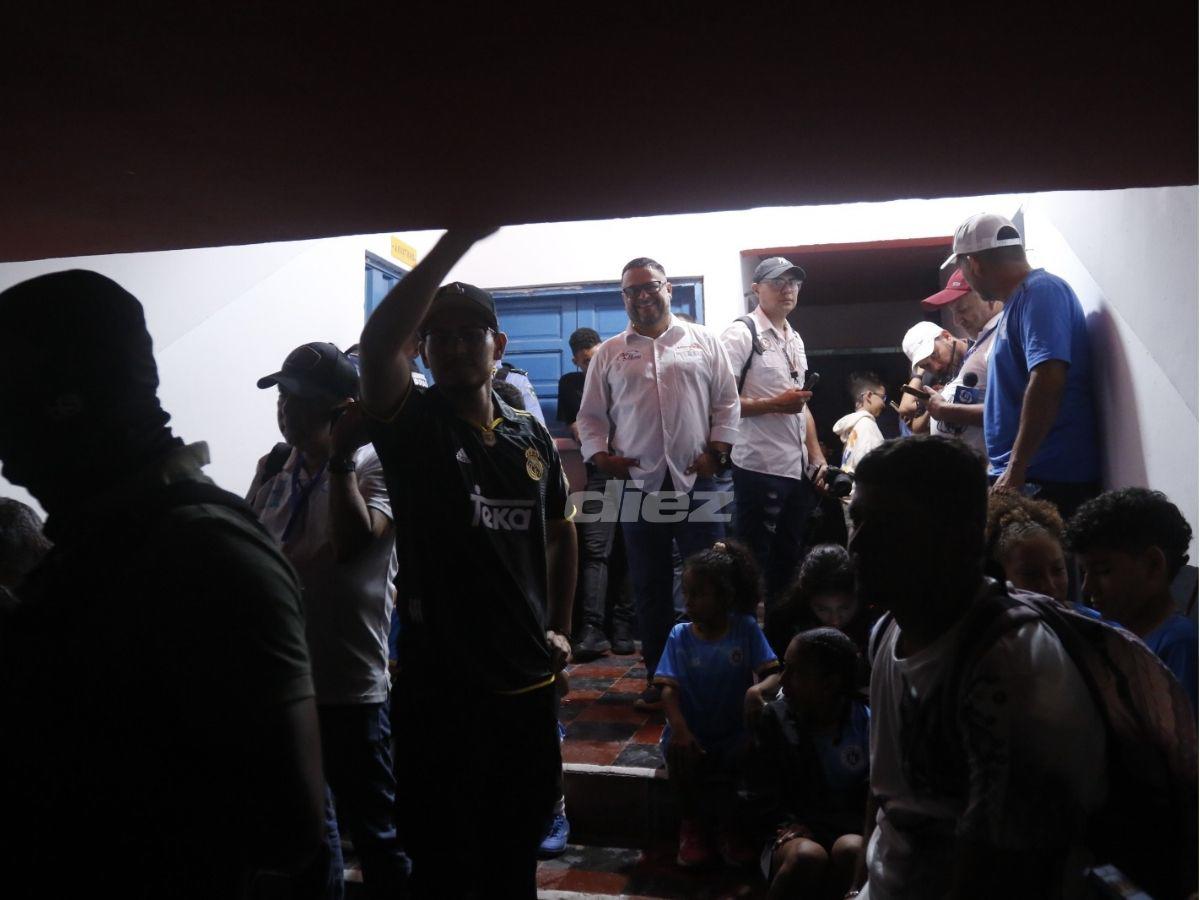 La lluvia azotó la finalísima en Siguatepeque: los locos del Independiente bajo el agua y la cancha parecía río