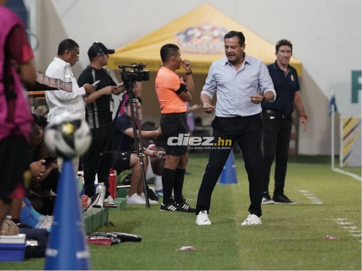 Barra de Real España sacó espectacular manta, chica bella robó suspiros y agarrón de Héctor Vargas con “La Máquina”