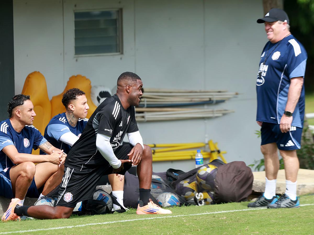 Piojo Herrera platicando con los jugadores más experimentados de Costa Rica.