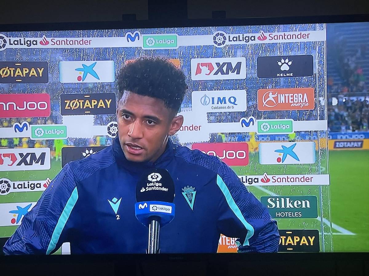 Pone en alto la bandera de Honduras y le dan tremendo beso: Así celebró el Choco Lozano la salvación del Cádiz en la Liga Española