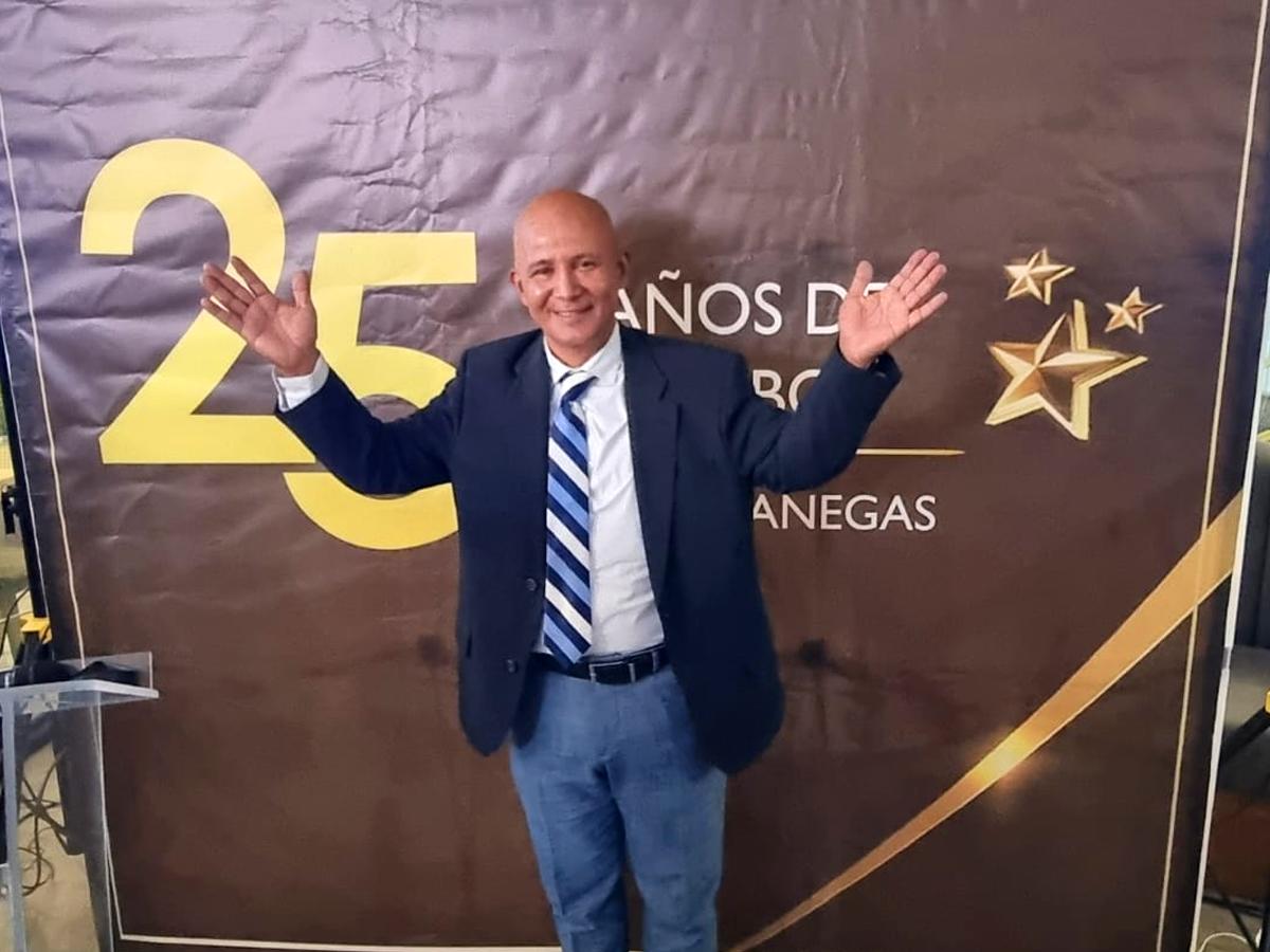 ¡25 años de fútbol! Edwin Banegas recibió homenaje por su trayectoria como jefe de prensa en Fenafuth
