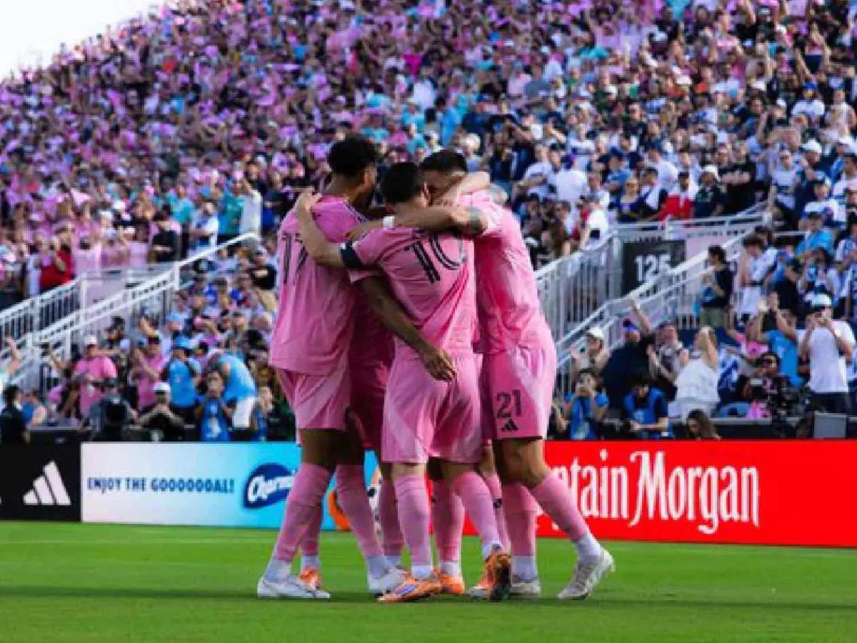 La despedida que les dio Messi a Jordi Alba y Busquets, el cruce que hubo con Müller y David Ruíz hace historia