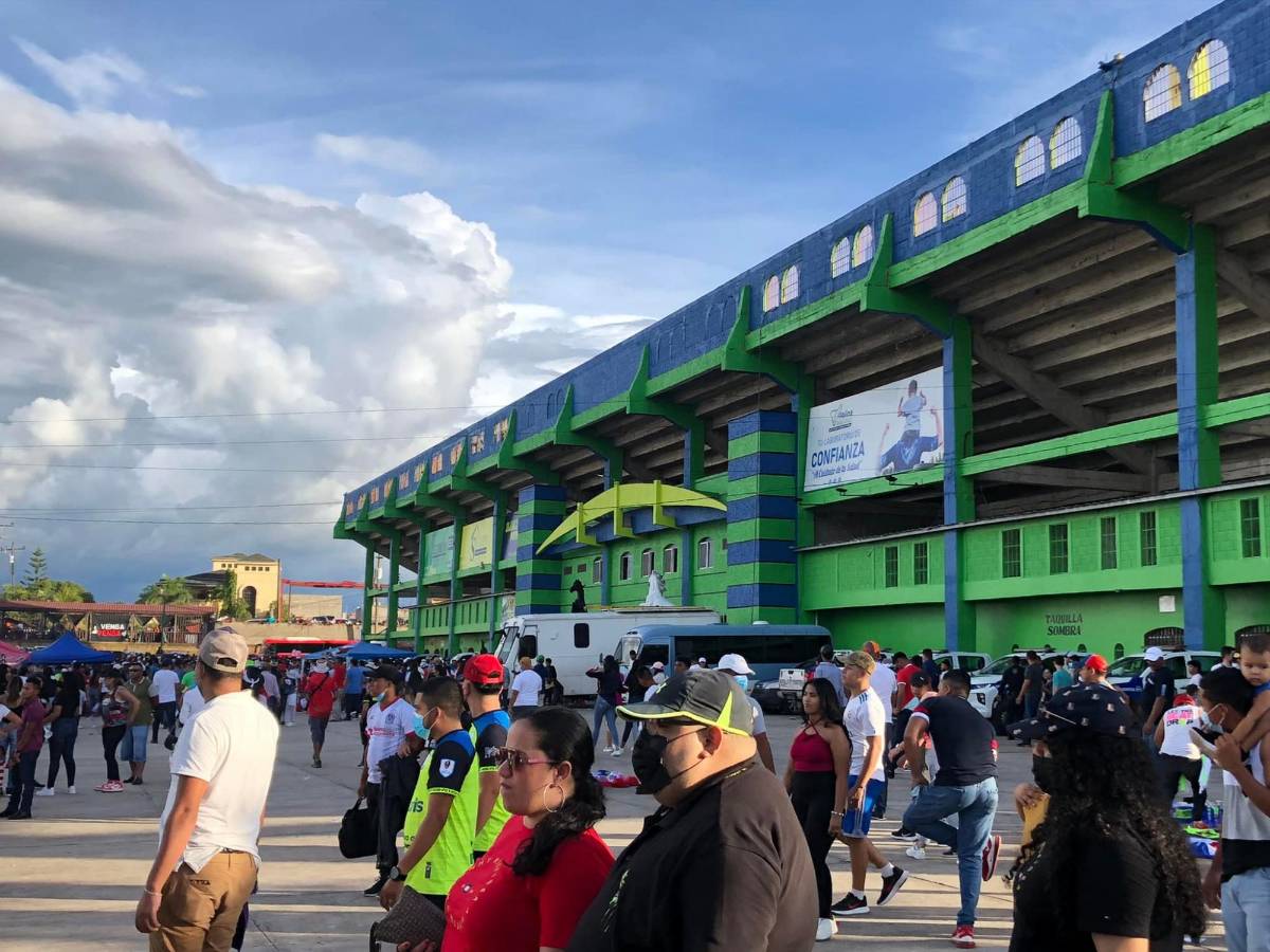 Olimpia causa locura en Olancho: Pedro Troglio se deja querer por la afición, bellas modelos de la batucada y caballos de raza