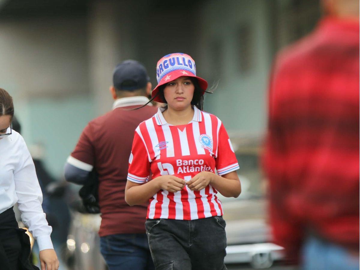 ¡Te vas a enamorar! Chicas bellas del Olimpia y América causan furor en el Estadio Nacional por Concacaf