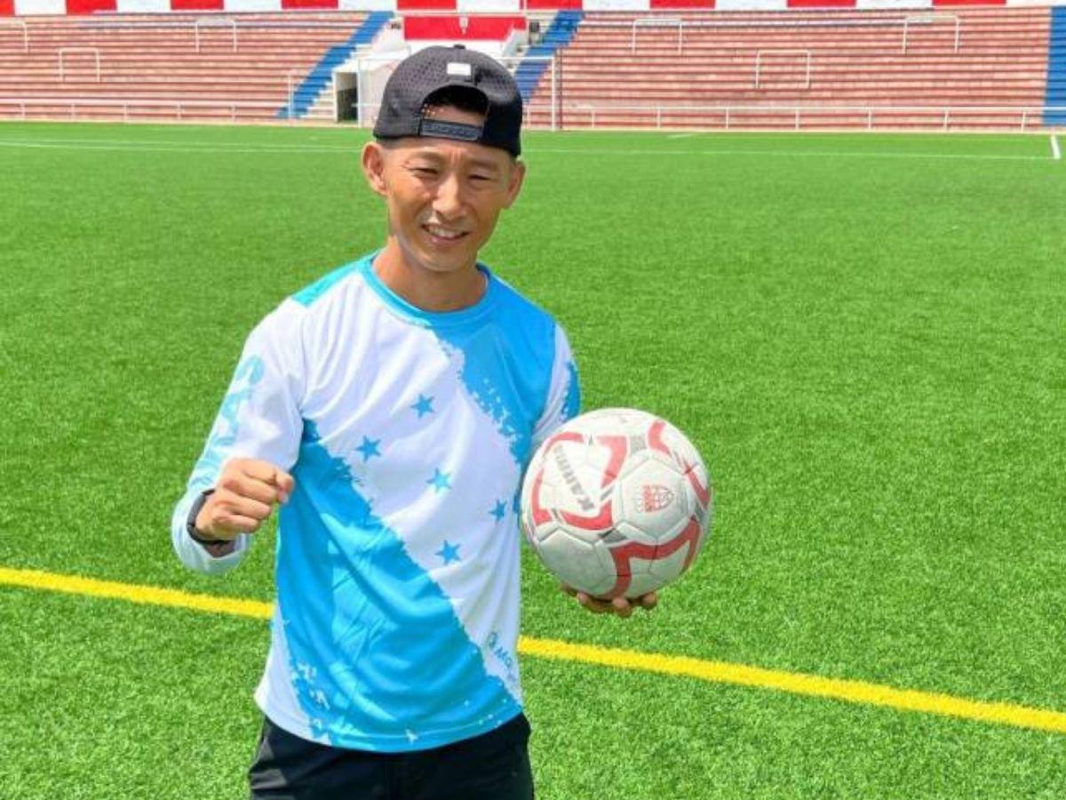 Alberth Elis sorprende a los niños de su pueblo y se une a Shin Fujiyama para reconstruir un kínder