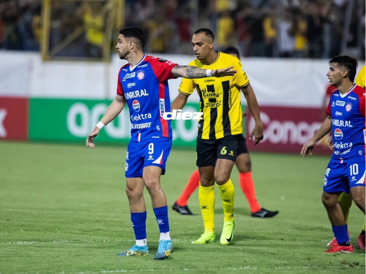 Amargura en Real España, el impresionante tifo, curioso beso que nadie vio y la locura de los hinchas del Xelajú