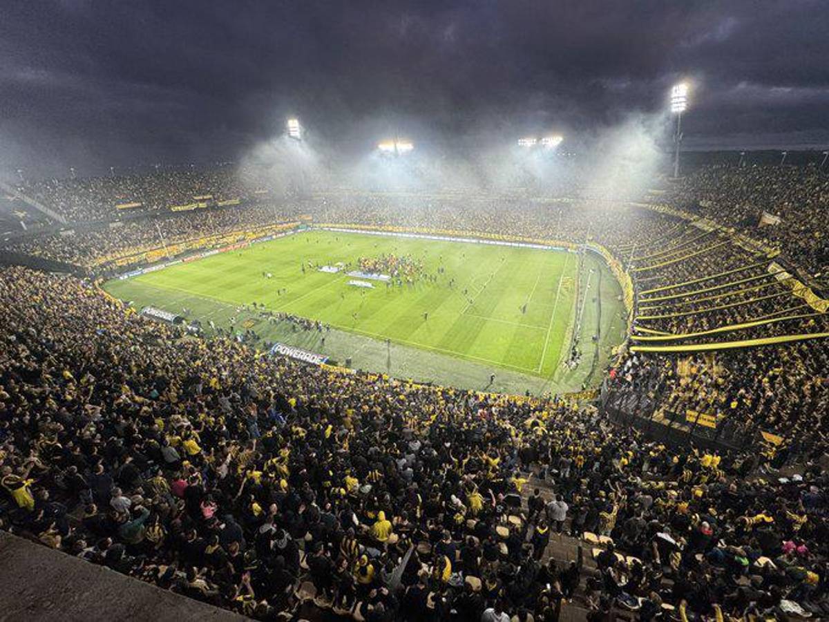 Un infierno: Peñarol se consagró campeón de Uruguay tras vencer a Fénix y así fue la tremenda celebración