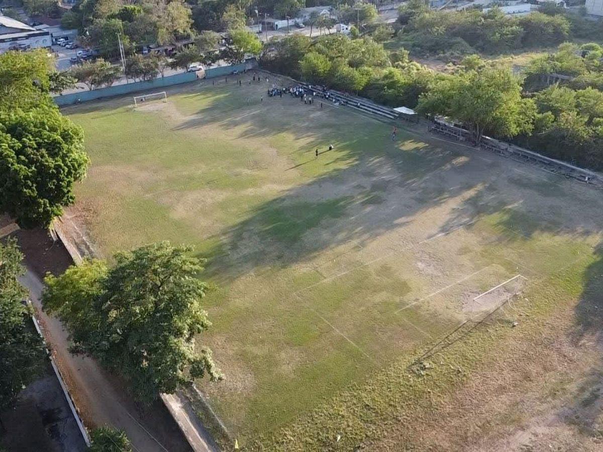 Condepor inspeccionó tres canchas de fútbol en la zona norte de Honduras con el objetivo de modernizarlas