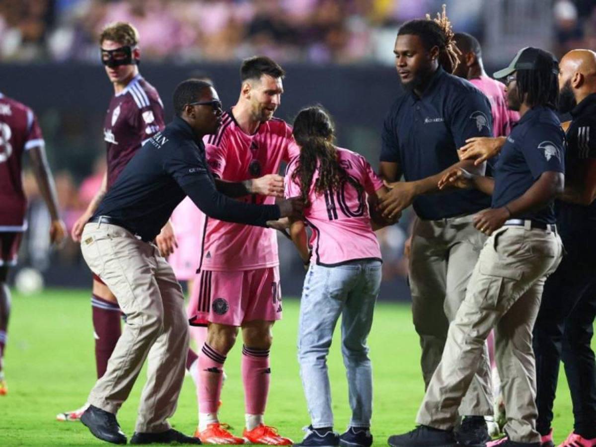 Daddy Yankee sorprendió a Messi con este dorsal en su camisa, abrazo con David Ruiz y enorme gesto Leo