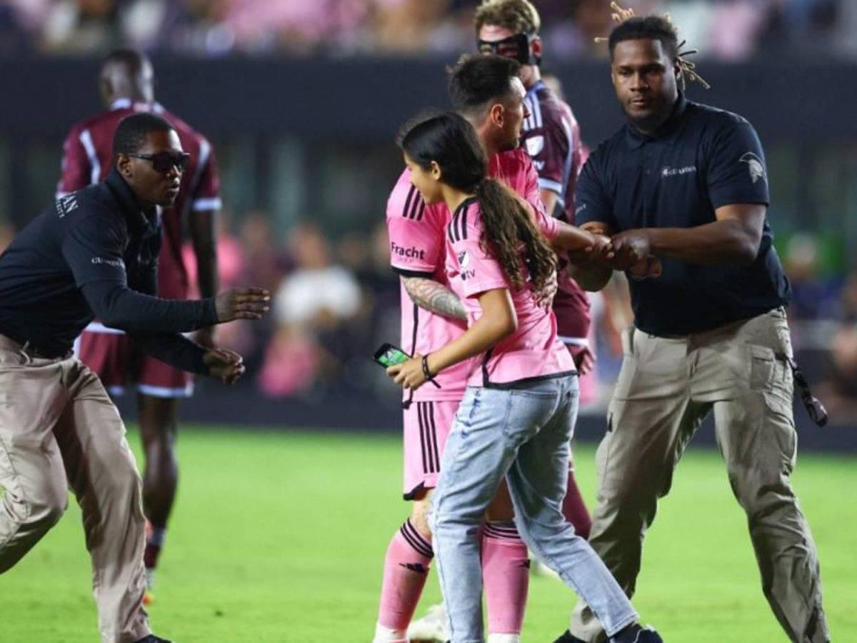 Daddy Yankee sorprendió a Messi con este dorsal en su camisa, abrazo con David Ruiz y enorme gesto Leo