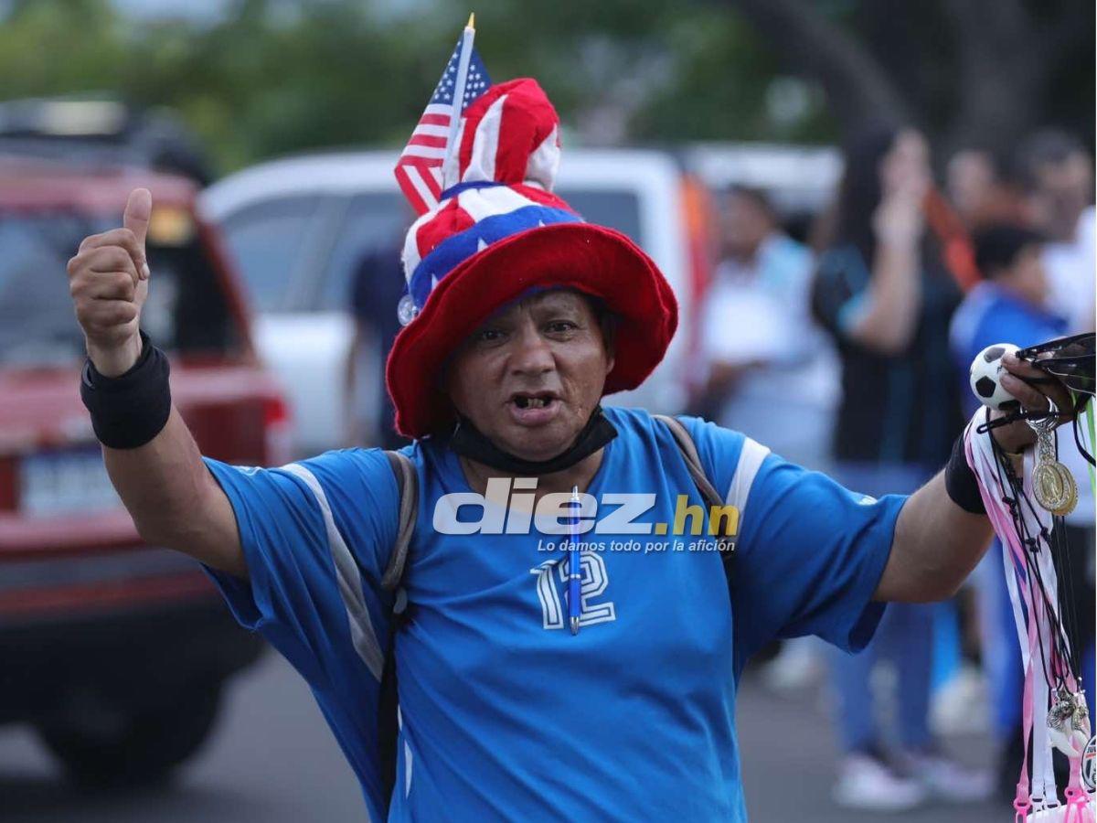 Ambientazo en el Nacional: Famosos, señor cautiva con curioso gorro y chicas enamoran en el Honduras-Jamaica