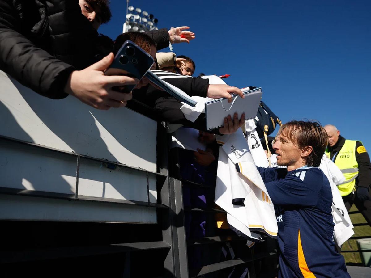 Real Madrid entrena a puerta abierta: Vinicius recibe premio y futbolista sorprende al entrenar después de un año sin jugar