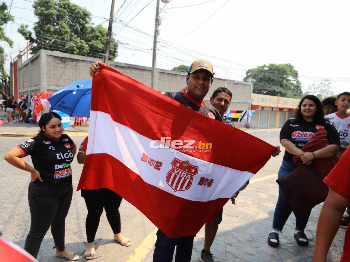 Marea Roja en La Ceiba, bellas hinchas del Vida invaden y aficionado se roba el show con extraño vestuario