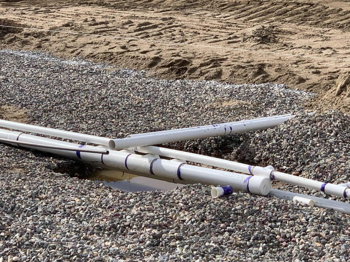 Ya se colocó la carpeta híbrida: así avanzan los trabajos en el estadio Ceibeño que contará con nueva grama de primer nivel