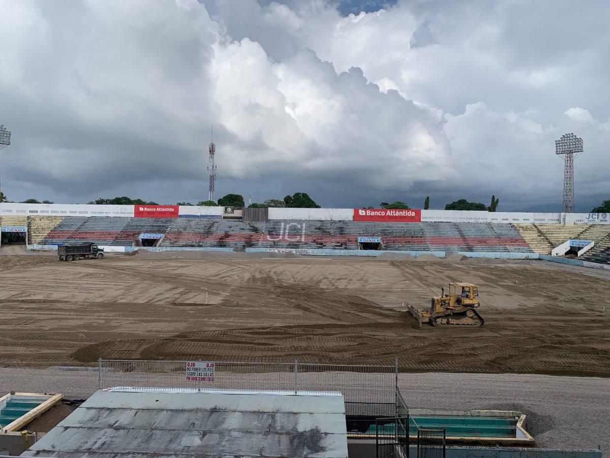 Ya se colocó la carpeta híbrida: así avanzan los trabajos en el estadio Ceibeño que contará con nueva grama de primer nivel
