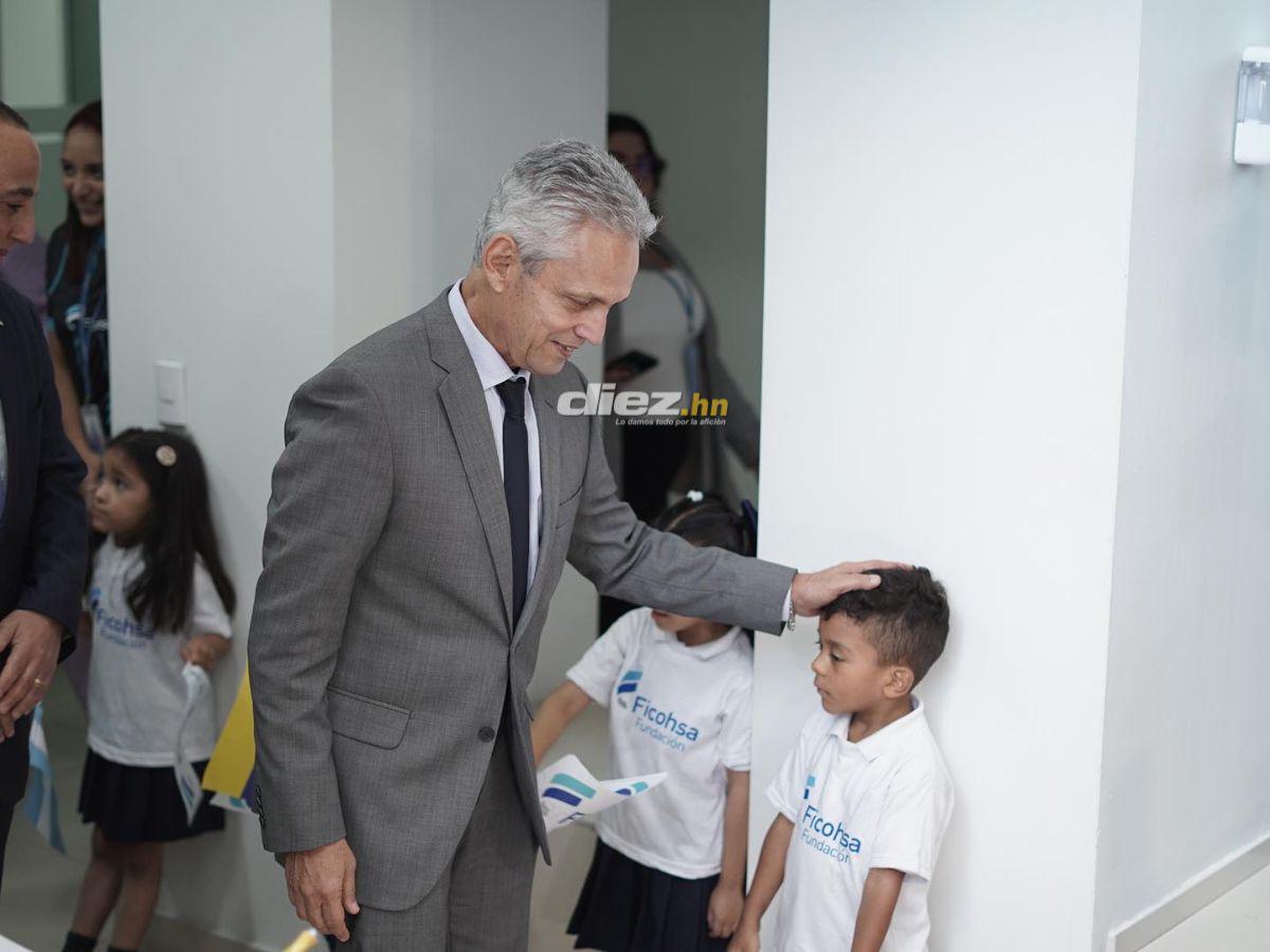 Ovación total a Reinaldo Rueda, el show de Polache, el exjugador que acompañó al DT de Honduras y el curioso obsequio al cafetero