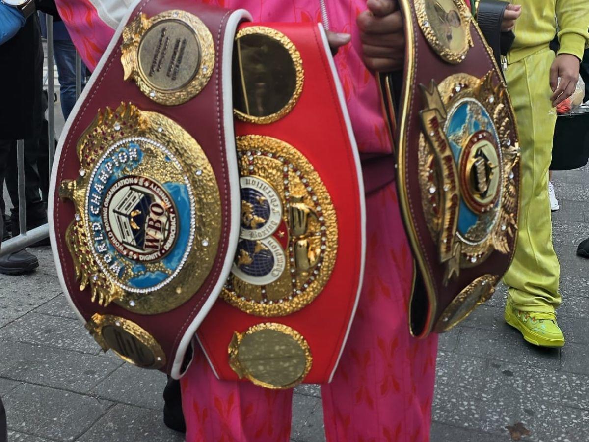 Épica llegada de Teófimo López al Times Square, curioso taxi que lo transportó y Nueva York se paraliza por la pelea del catracho