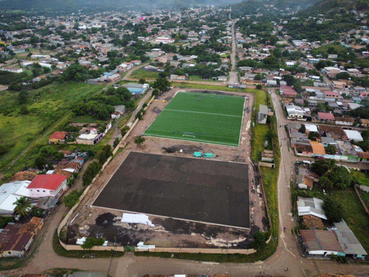 Condepor adelanta avances con la instalación de grama sintética de dos canchas en Talanga, Francisco Morazán
