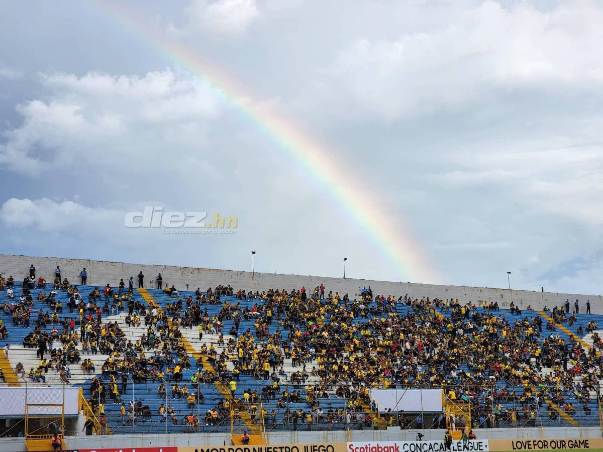 Diego Vázquez viendo al Real España, las preciosas chicas y los aficionados del Cartaginés que sufrieron en el Morazán