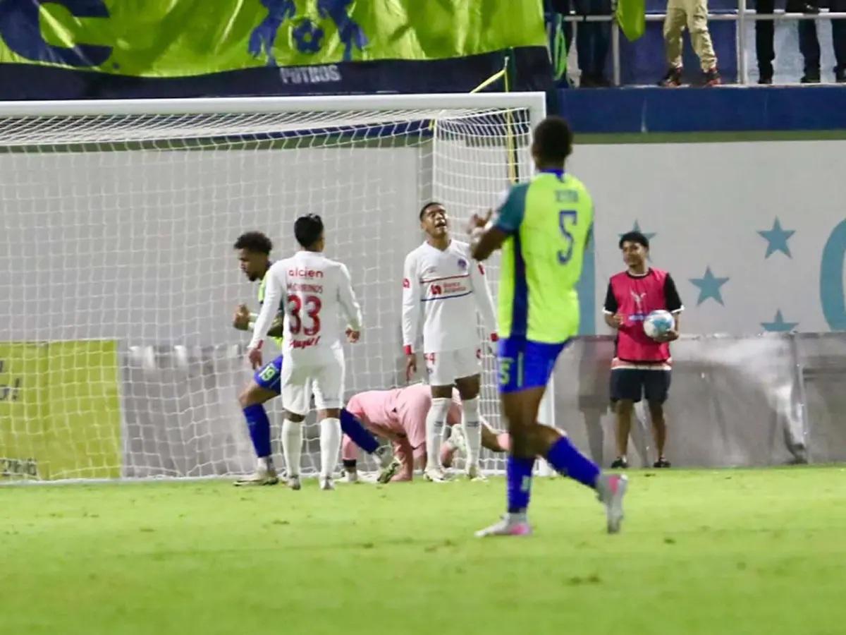 Michaell Chirinos se lleva tremendo beso de otro jugador, el inesperado salvador y homenaje a Orinson Amaya