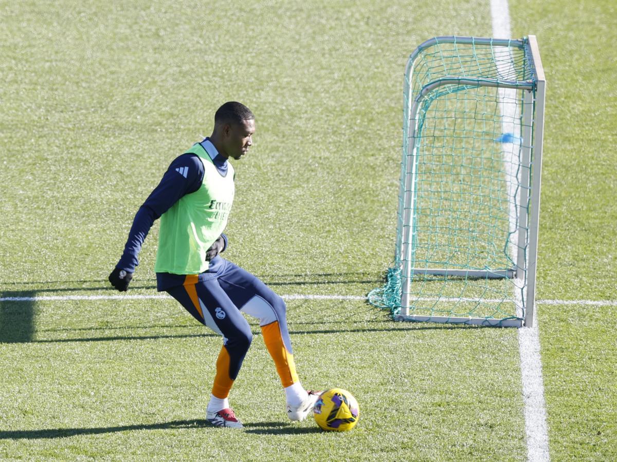 Real Madrid entrena a puerta abierta: Vinicius recibe premio y futbolista sorprende al entrenar después de un año sin jugar