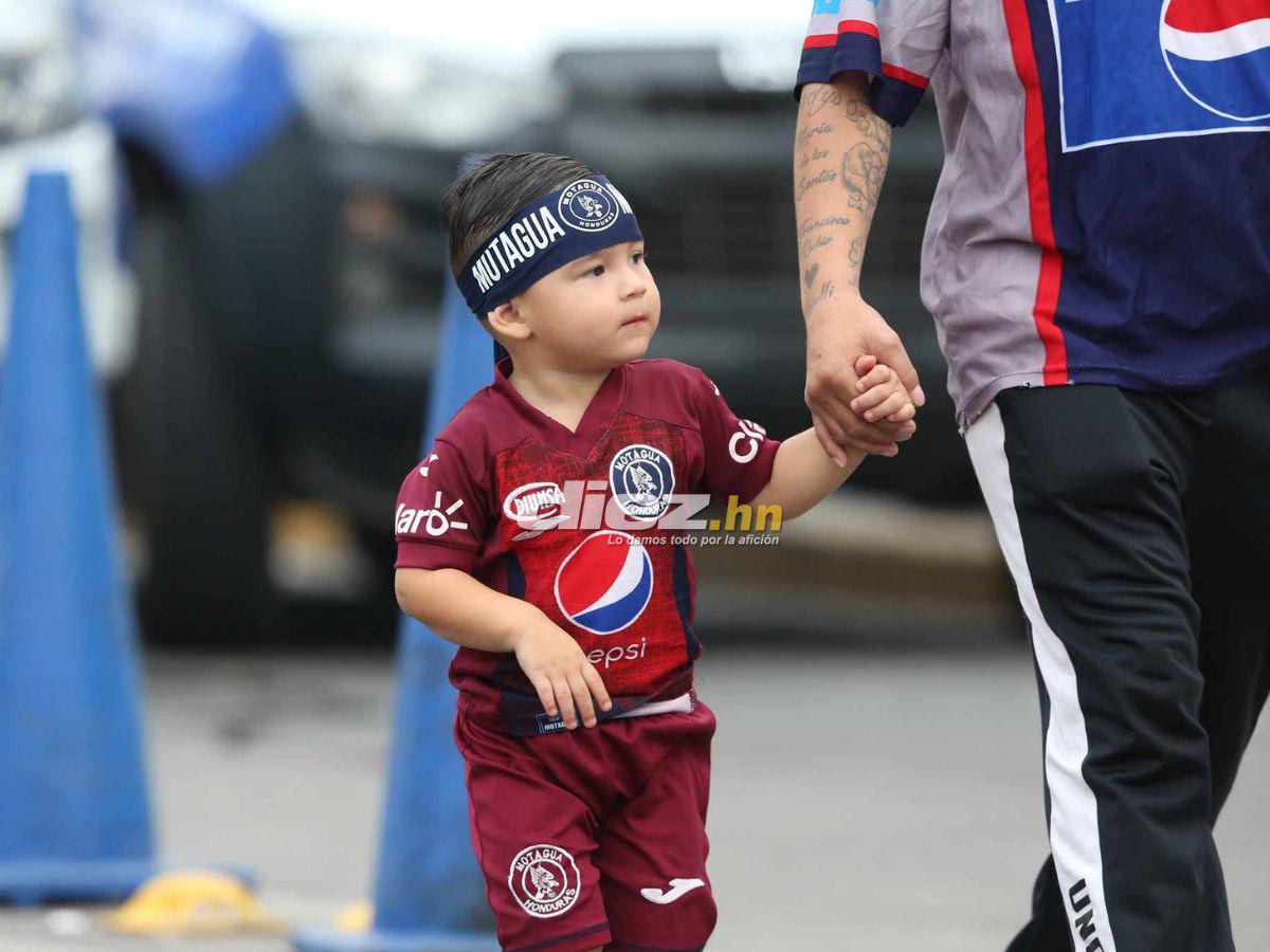 ¿Qué pasó con Auzmendi? Monumental recibimiento al Motagua, chicas bellas del Olimpia y policía blinda el Nacional