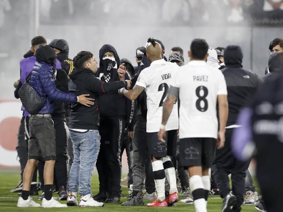 La decisión de Conmebol con Colo Colo, el mensaje de FIFA y la reacción de Vidal ¿Cuántos muertos hay tras la tragedia?