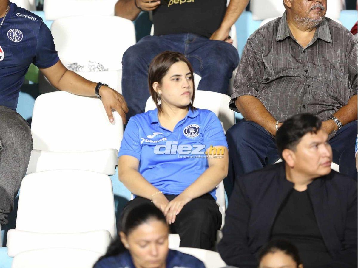 Chica de bolso rosado cautiva, las lindas hinchas del Motagua en el Nacional y novia de Auzmendi se hizo presente